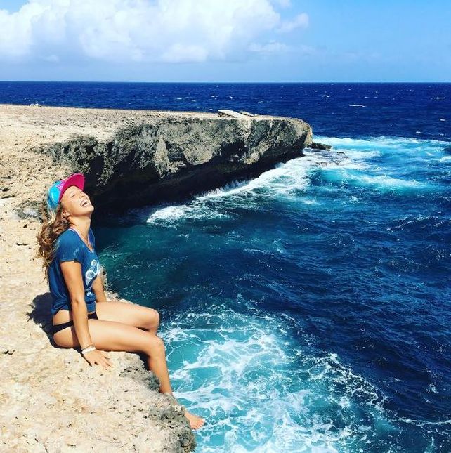 Nicole van der Velden, la abanderada de Aruba que tanto llamó la atención en la inauguración