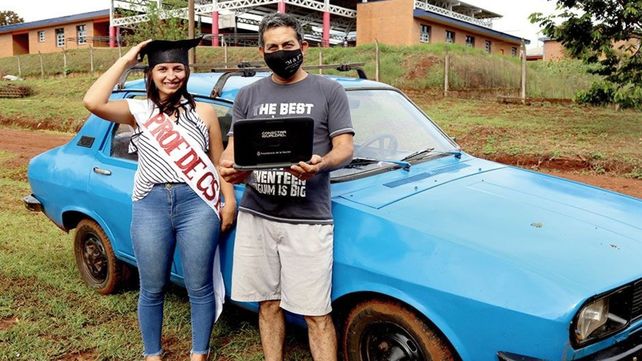 Una joven se quedó sin internet y rindió su última materia a la vera de la ruta