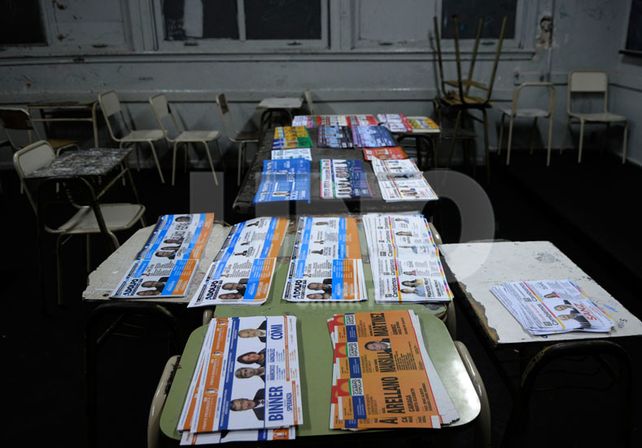 Dudas. La gran cantidad de boletas desorientó a más de uno que no supo qué elegir o demoró en encontrar a su candidato. Foto: José Busiemi / Diario UNO Santa Fe