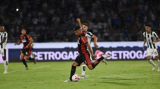 Nicolás Castro prepara la zurda para el primer gol ante Talleres. Newells ganó 2 a 1.
