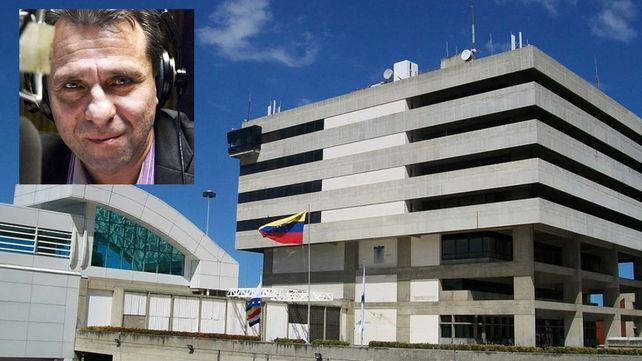 El periodista Jorge Pizarro viajó a Venezuela para cubrir las elecciones pero no le permitieron el ingreso y amenazan con enviarlo a Panamá.