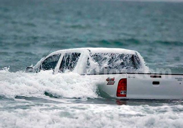 Insólito: se metió 200 metros mar adentro... ¡con una 4x4!