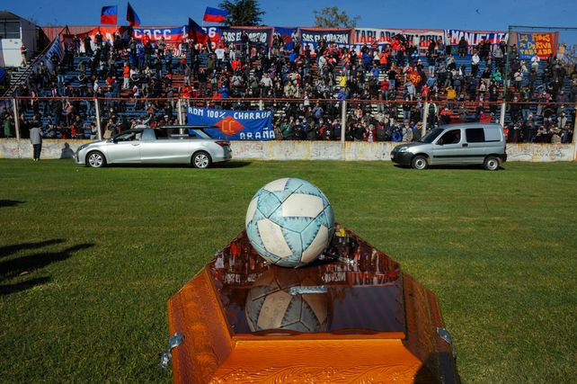 Despedida. El cortejo fúnebre del Trinche pasó por la cancha de Central Córdoba en su última jugada.