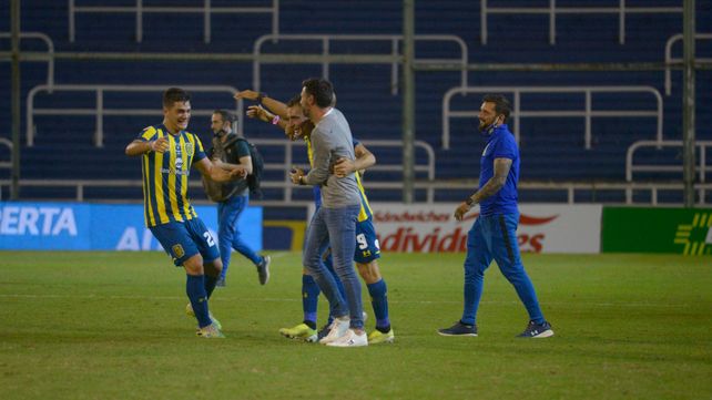 En tiempo de pandemia y con el Gigante vacío, Martínez Dupuy facturó en el clásico que terminó 3-0 en favor de Central.