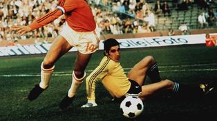Carnevali queda en el piso y Cruyff intenta marcar el primero en la derrota por 4 a 0, en el Mundial de Alemania 74.