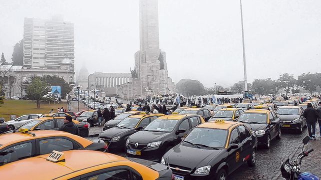Rechazo. Cientos de taxistas se movilizaron ayer hasta el Monumento a la Bandera para manifestar su oposición al proyecto del Frente Progresista.