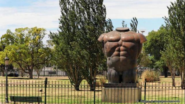 La escultura Busto sin cabeza, escultura de Fernando Botero, está emplazada en el Parque Thays, en la ciudad de Buenos Aires.  