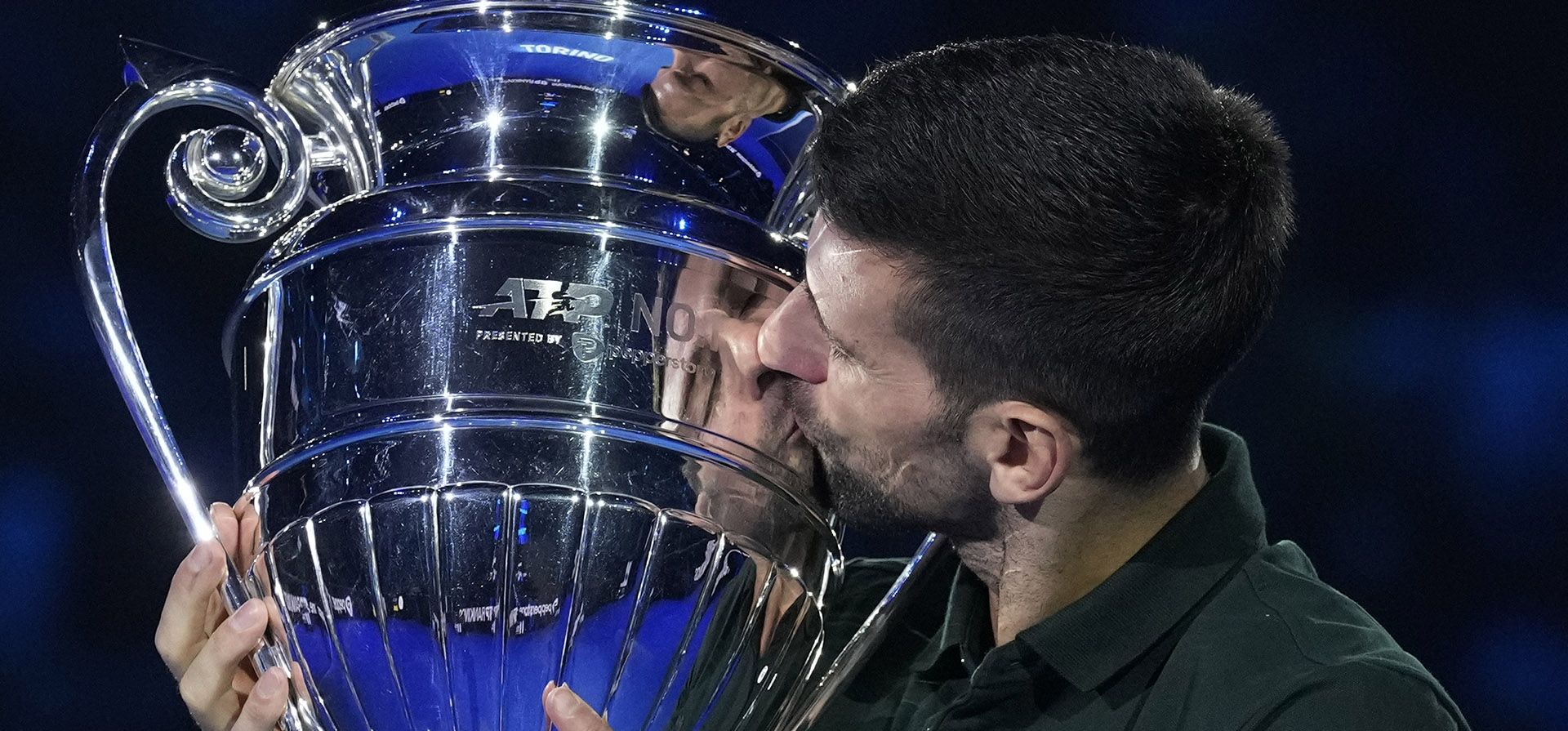 El serbio Novak Djokovic besa el trofeo como el mejor jugador de la ATP durante las Finales de la ATP en Turín, Italia el lunes 13 de noviembre del 2023. (AP Foto/Antonio Calanni) El serbio Novak Djokovic besa el trofeo como el mejor jugador de la ATP durante las Finales de la ATP en Turín, Italia el lunes 13 de noviembre del 2023. (AP Foto/Antonio Calanni)