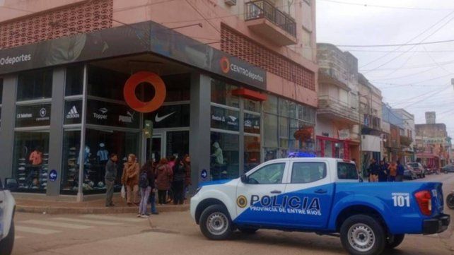 Un adolescente de 17 años murió tras caer de un edificio en el centro de Gualeguaychú. Las circunstancias del hecho son investigadas por la Justicia.