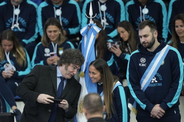 Los abanderados argentinos de los Juegos Olímpicos de París 2024 junto al presidente de la Nación