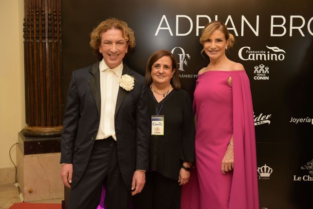Desfile de modas en el Jockey Club de Rosario con la presencia de Adrián Brown