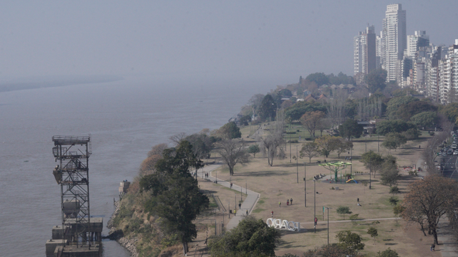 El humo volvió a hacerse presente en Rosario por tres focos de incendios en las islas