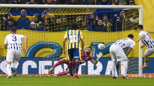Qué momento. Fatu se arroja a la izquierda para detener el penal de Garro.