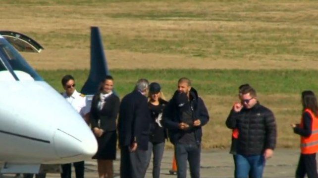Piqué y Shakira, la pareja más mediática de la boda del año, llegaron a Rosario para festejar con Messi