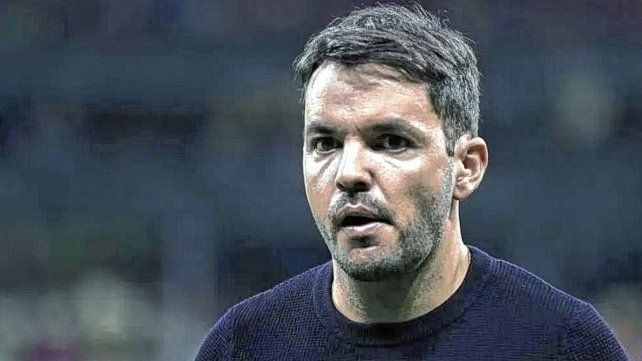 Nicolás Larcamón finalmente declinó en su posibilidad de convertirse en entrenador de Independiente. Nicolás Larcamón finalmente declinó en su posibilidad de convertirse en entrenador de Independiente.