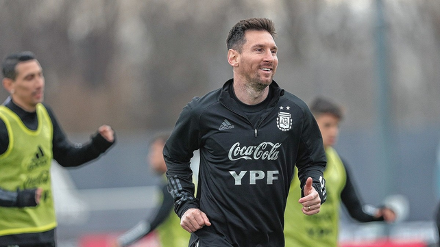 La Selección Argentina hizo fútbol y tendría una variante para jugar ante Uruguay.