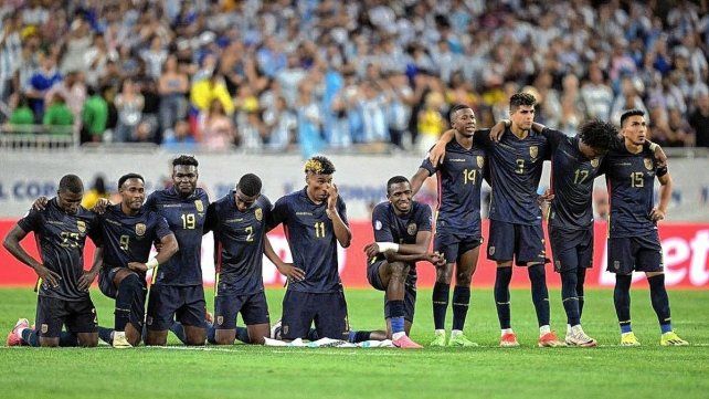 La Federación de Ecuador comunicó que el DT Félix Sánchez Bas dejó su cargo tras la eliminación contra Argentina. La Federación de Ecuador comunicó que el DT Félix Sánchez Bas dejó su cargo tras la eliminación contra Argentina.
