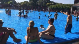 El verano se vive a pleno en los polideportivos municipales de Rosario.