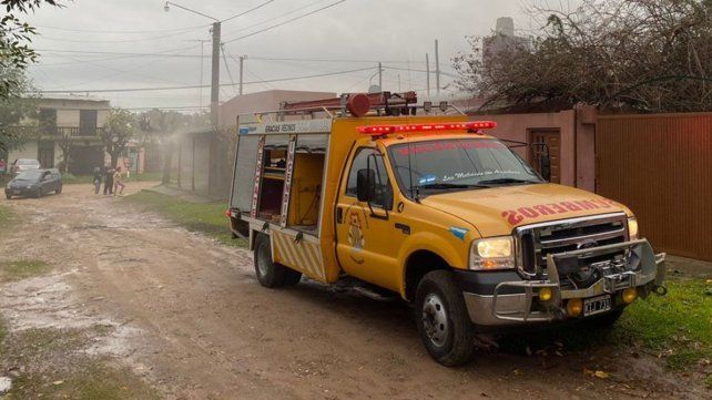 Un hombre fue demorado como sospechoso por el crimen de una mujer. Los bomberos encontraron una mujer muerta a puñaladas y un anciano herido con quemaduras