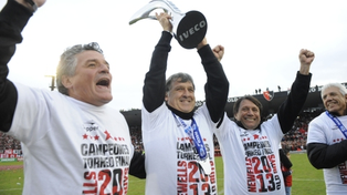 El último festejo. Gerardo Martino alza el trofeo de 2013.