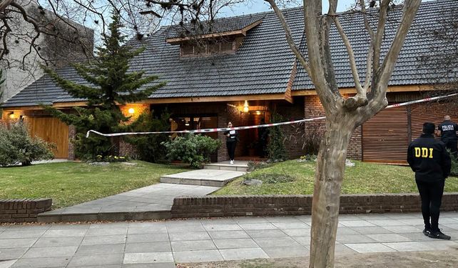 La vivienda donde los ladrones ingresaron por el ventanal que se observa a la derecha