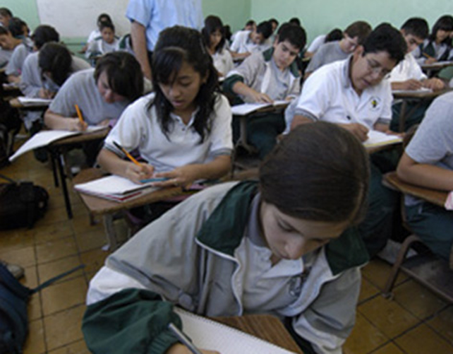 Los alumnos de 15 años mostraron retrocesos generalizados en las tres áreas examinadas. La pandemia dañó el proceso de enseñanza.