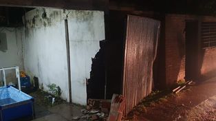Un patrullero se estrelló contra una vivienda en Villa Hipódromo durante una persecución