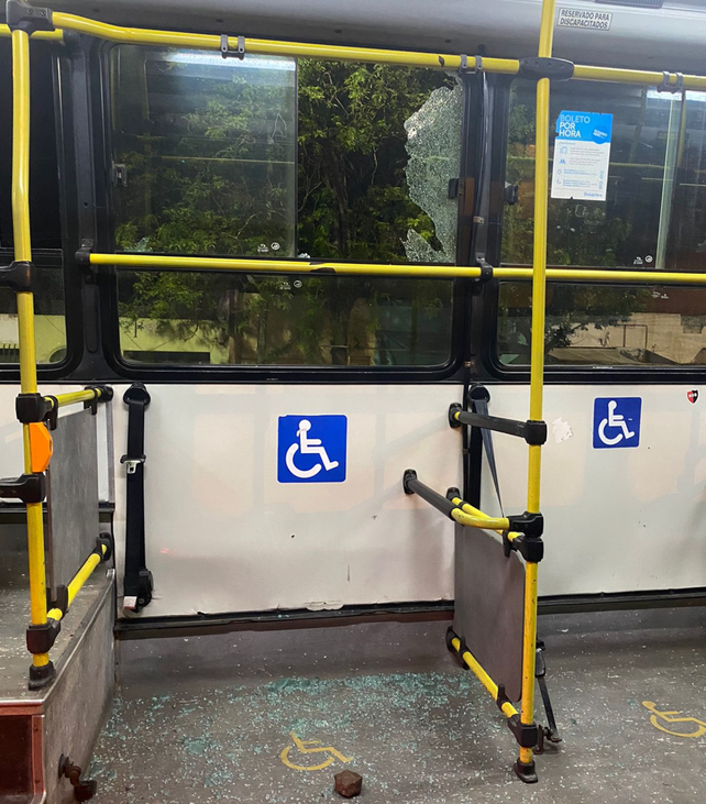 Una de las ventanillas rotas del colectivo de la línea 102/144. El ataque sucedió en Grandoli y Seguí