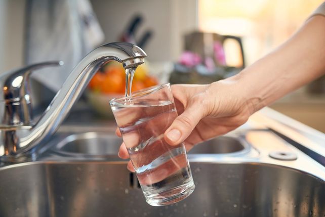 La empresa recomienda un uso cuidadoso del agua en casas con reservas.