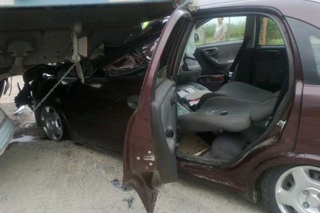 Grave accidente entre un camión y un auto frente al Protomédico