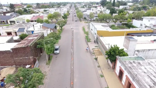 Elortondo inició los trámites necesarios para ser declarada ciudad. Está a 50 kilómetros de Venado Tuerto y a 140 de Rosario.