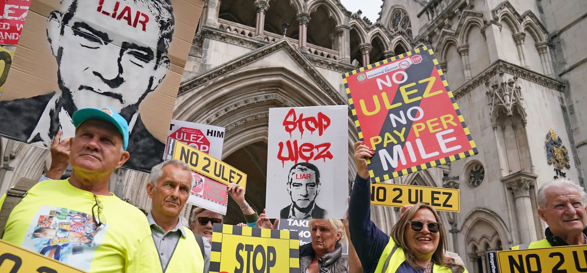 Londres, Reino Unido. La gente se manifiesta frente al tribunal superior en el centro de Londres, donde cinco consejos liderados por los conservadores están desafiando la intención del alcalde de Londres, Sadiq Khan, de expandir la zona de emisiones ultra bajas de la capital (Ulez). Fotografía: Lucy North/PA Londres, Reino Unido. La gente se manifiesta frente al tribunal superior en el centro de Londres, donde cinco consejos liderados por los conservadores están desafiando la intención del alcalde de Londres, Sadiq Khan, de expandir la zona de emisiones ultra bajas de la capital (Ulez). Fotografía: Lucy North/PA
