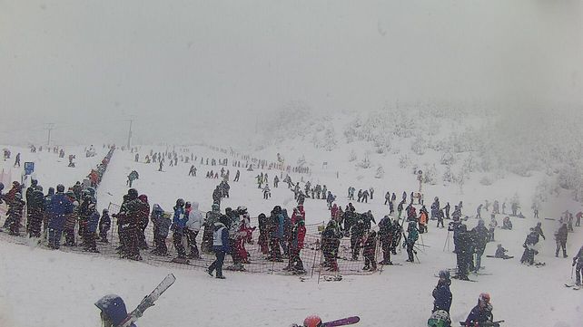 Este martes la tan esperada nieve llegó a la base del centro de deportes de invierno del Cerro Catedral.&nbsp;