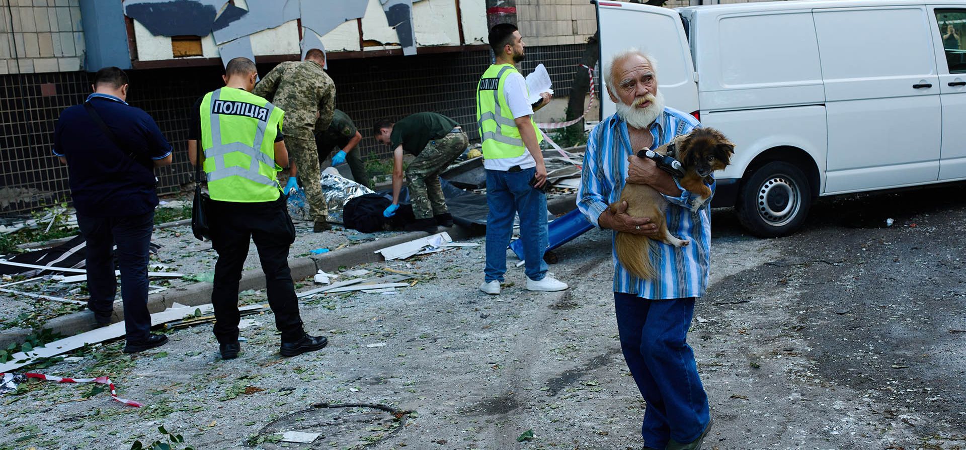 Un hombre pasa caminando mientras se retiran los cuerpos de los residentes locales que murieron durante un ataque ruso nocturno, en Kiev, Ucrania, el jueves 20 de agosto de 2026. (Foto AP/Francisco Seco) Un hombre pasa caminando mientras se retiran los cuerpos de los residentes locales que murieron durante un ataque ruso nocturno, en Kiev, Ucrania, el jueves 20 de agosto de 2026. (Foto AP/Francisco Seco)