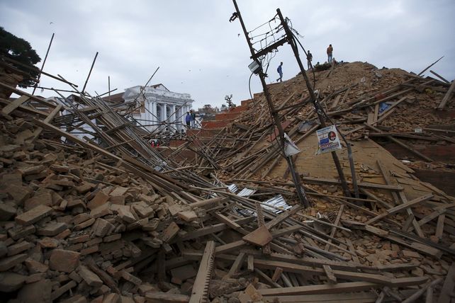 Rescatistas buscan sobrevivientes en las ruinas de un templo que se desmoronó en Kathmandu