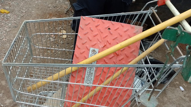 Clausuran chatarrería en barrio Arroyito. Changuitos de supermercado y tapas de tomas de agua, entre los elementos incautados. 