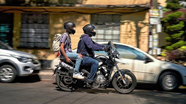 Uber ofrecerá viajes en moto y servicio de paquetería en la ciudad. La aplicación actualmente no tiene permiso para funcionar en Santa Fe.