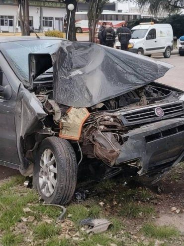 Viale: automóvil colisionó contra un árbol tras perder el control en la esquina de San Martín y Panuto
