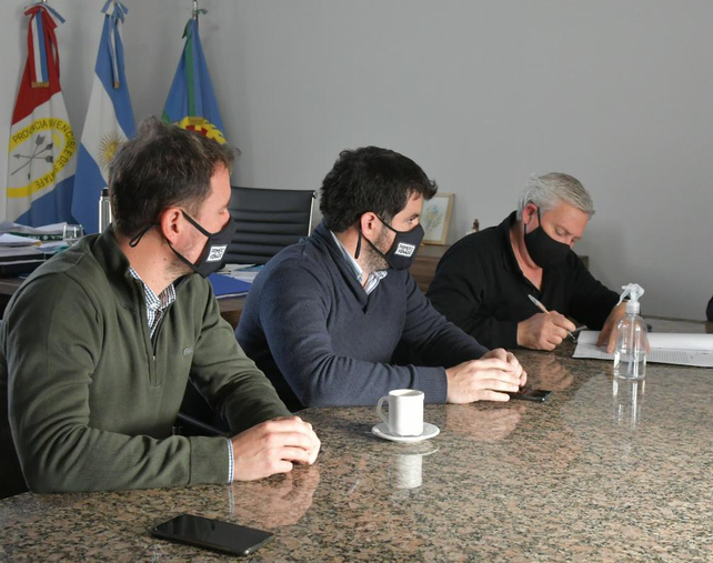 El intendente Leonel Chiarella (en el medio) firmó el acuerdo con autoridades de la Cooperativa Agropecuaria para abrir una calle.
