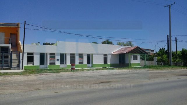 Tapado con una cobija. La persona asesinada apareció frenet a la escuela Tabaré.