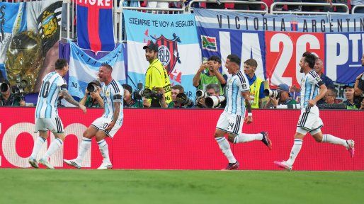 Argentina arriba: por qué los saludos efusivos hacia Water Samuel tras el gol de Mac Allister