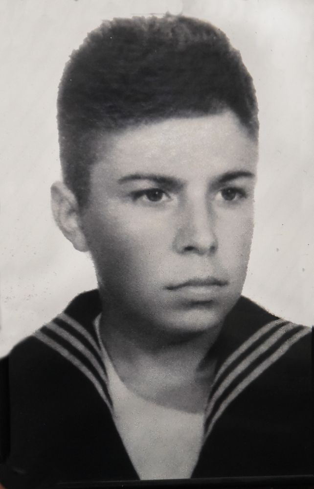 El rosarino Daniel Esturel tenía 18 años. Su cuerpo y el de otros tres tripulantes del Belgrano fue hallado sin vida quince días después del hundimiento en una balsa que navegaba a la deriva por el océano. 