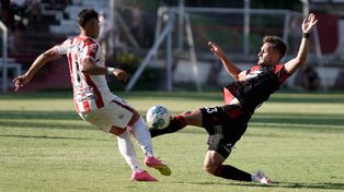 El partido en el Saroldi fue amistoso pero se jugó con todo como lo refleja la entrada de Martino.