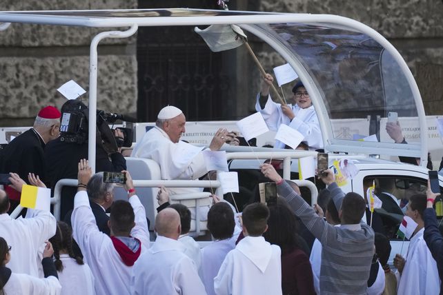 El Papa insta a Hungría a abrir las puertas a los migrantes