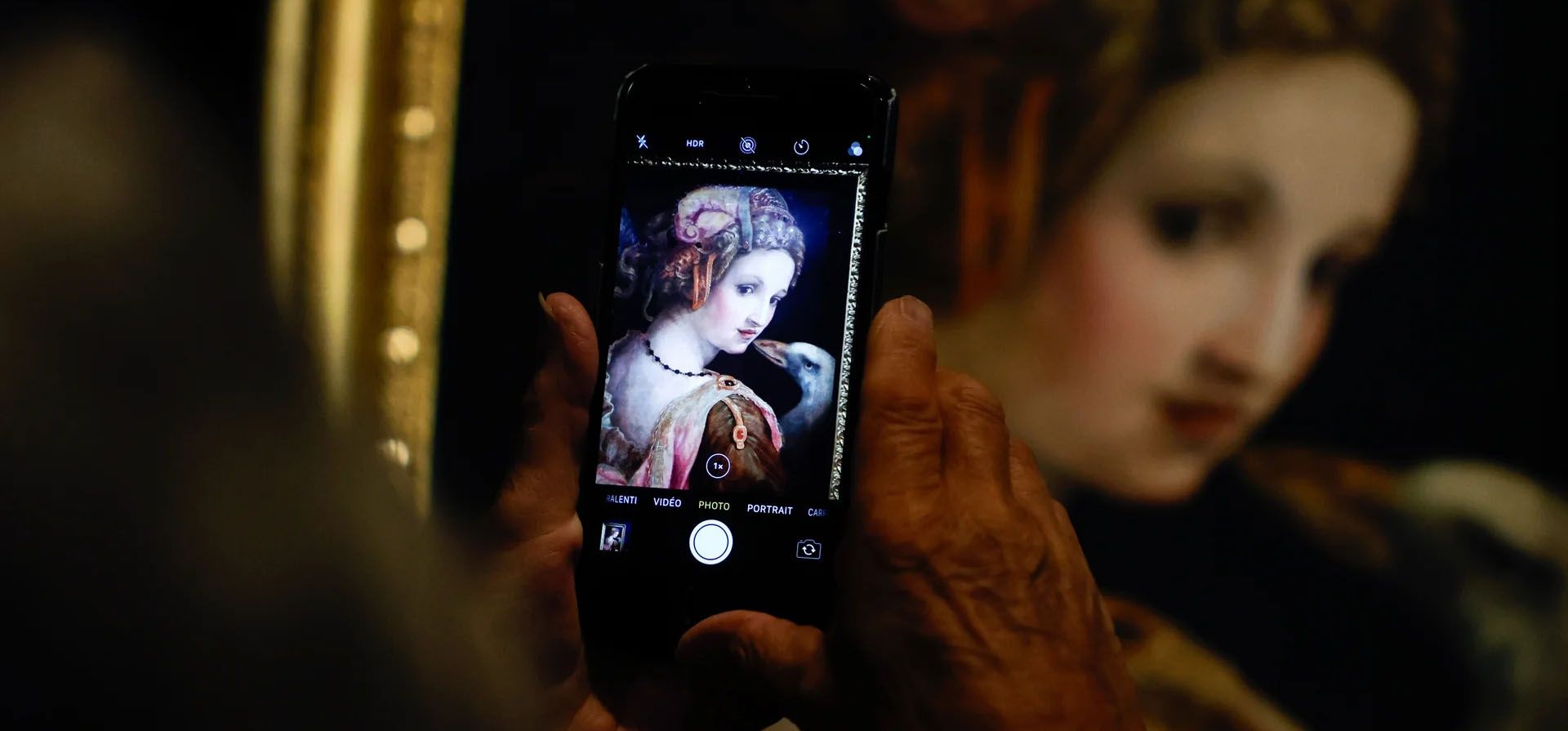 Un visitante toma una foto de Leda, de Michele di Ridolfo del Ghirlandaio, que se exhibe en el Museo Jacquemart-André. La exposición de obras maestras de la Galleria Borghese de Roma estará abierta hasta el 5 de enero, París, Francia. Fotografía: Mohammed Badra/EPA Un visitante toma una foto de Leda, de Michele di Ridolfo del Ghirlandaio, que se exhibe en el Museo Jacquemart-André. La exposición de obras maestras de la Galleria Borghese de Roma estará abierta hasta el 5 de enero, París, Francia. Fotografía: Mohammed Badra/EPA