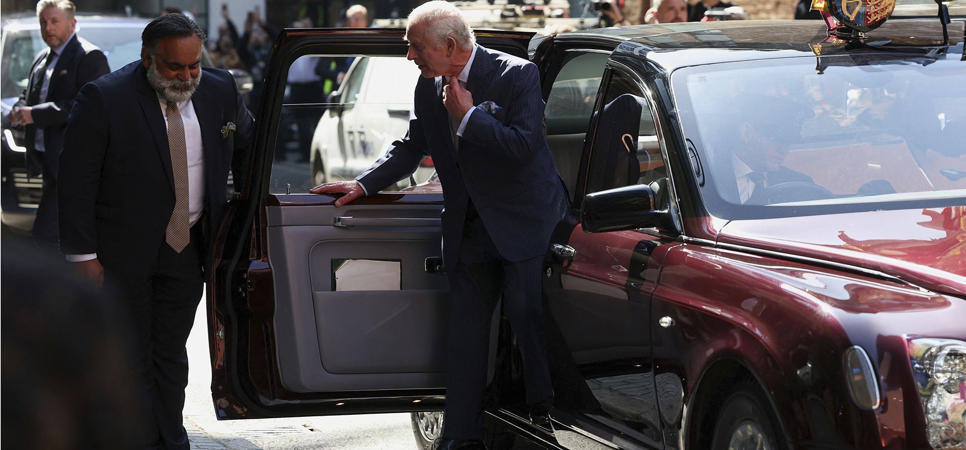 El rey Carlos III de Gran Bretaña llega durante una visita al Centro de Cáncer Macmillan del University College Hospital en Londres, Gran Bretaña, el martes 30 de abril de 2024. (Suzanne Plunkett/Pool foto vía AP) El rey Carlos III de Gran Bretaña llega durante una visita al Centro de Cáncer Macmillan del University College Hospital en Londres, Gran Bretaña, el martes 30 de abril de 2024. (Suzanne Plunkett/Pool foto vía AP)