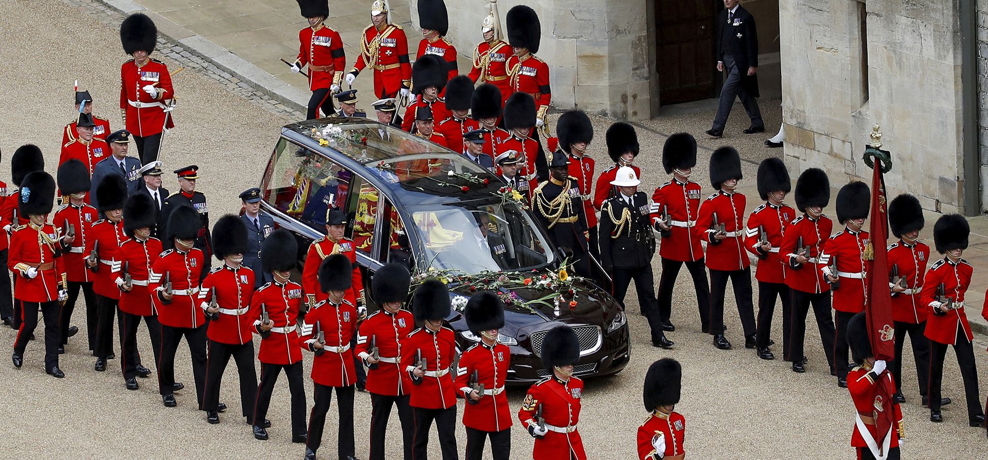 El coche fúnebre que transporta el ataúd de la reina Isabel II de Gran Bretaña conduce por el castillo de Windsor antes del funeral de la reina Isabel II en la capilla de San Jorge, en Windsor, el lunes 19 de septiembre de 2022. (Henry Nicholls/Pool vía AP)