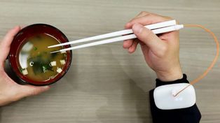 Un científico japonés creó palitos inteligentes que mejoran el sabor de la comida