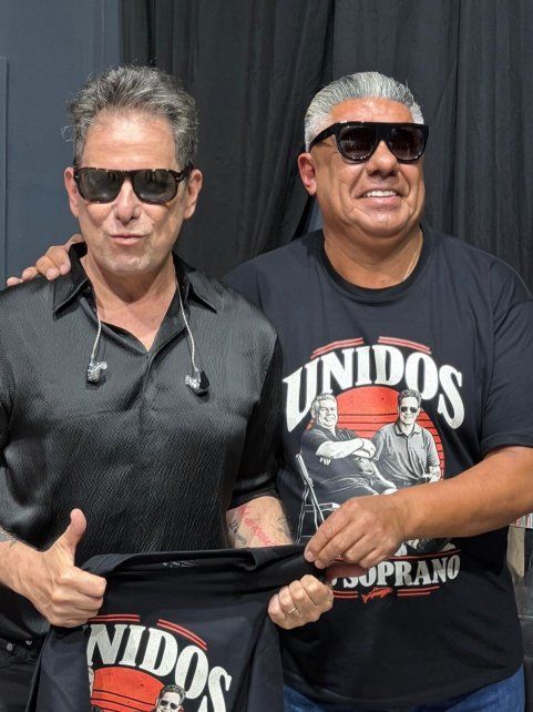 El músico posó junto al titular de la asociación este viernes.