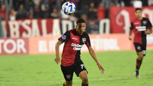 Iván Gómez conjuga entrega y buen pie. Su aporte es de gran utilidad en Newells.